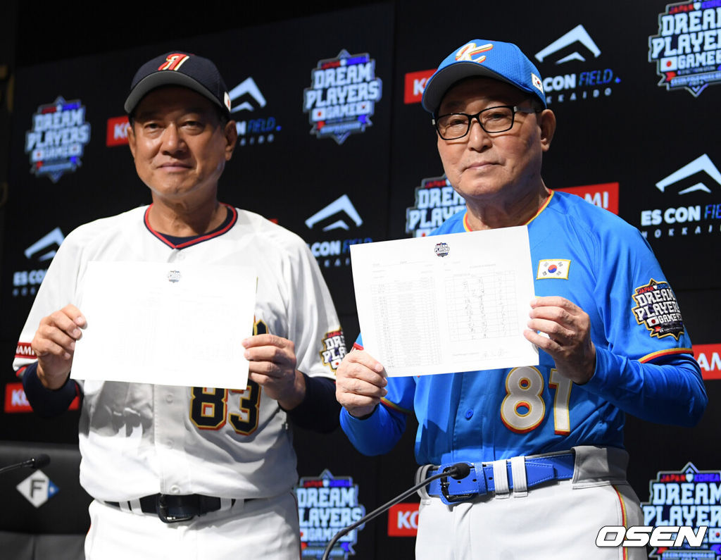[OSEN=사진팀] 21일 오후 일본 홋카이도 에스콘필드에서 ‘한일 드림 플레이어즈 게임’ 기자회견이 열렸다.'한일 드림 플레이어즈 게임’은 한국과 일본의 프로야구 레전드 선수들이 진검 승부를 겨루는 스페셜 매치로 7월 22일(월) 오후 6시 30분에 에스콘필드 HOKKAIDO에서 펼쳐진다.일본 하라 감독, 한국 김인식 감독이 기념촬영을 하고 있다. 2024.07.22 / photo@osen.co.kr<사진=사진공동취재단>