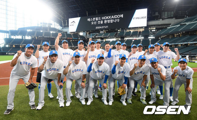 [OSEN=사진팀] 21일 오후 일본 홋카이도 에스콘필드에서 ‘한일 드림 플레이어즈 게임’ 훈련이 진행됐다.'한일 드림 플레이어즈 게임’은 한국과 일본의 프로야구 레전드 선수들이 진검 승부를 겨루는 스페셜 매치로 7월 22일(월) 오후 6시 30분에 에스콘필드 HOKKAIDO에서 펼쳐진다.훈련에 앞서 김인식 감독을 비롯한 한일 드림 플레이어즈 게임 선수단이 기념촬영을 하고 있다. 2024.07.21 / photo@osen.co.kr<사진=사진공동취재단>