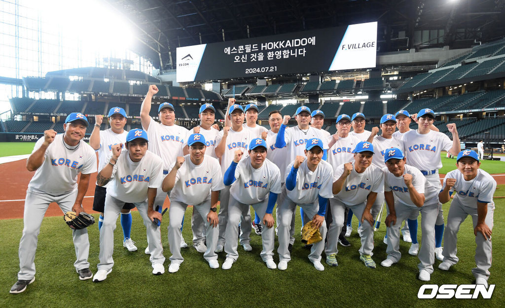 [OSEN=사진팀] 21일 오후 일본 홋카이도 에스콘필드에서 ‘한일 드림 플레이어즈 게임’ 훈련이 진행됐다.'한일 드림 플레이어즈 게임’은 한국과 일본의 프로야구 레전드 선수들이 진검 승부를 겨루는 스페셜 매치로 7월 22일(월) 오후 6시 30분에 에스콘필드 HOKKAIDO에서 펼쳐진다.훈련에 앞서 김인식 감독을 비롯한 한일 드림 플레이어즈 게임 선수단이 기념촬영을 하고 있다. 2024.07.21 / photo@osen.co.kr<사진=사진공동취재단>