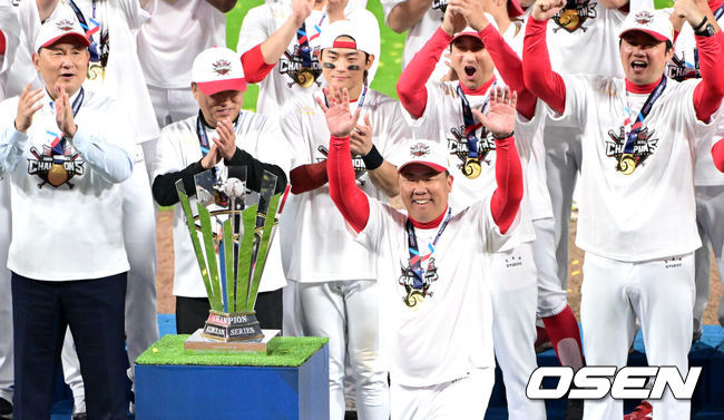 [OSEN=광주, 최규한 기자] KIA 타이거즈가 불패의 12번째 우승을 달성했다. KIA는 28일 광주-기아 챔피언스필드에서 열린 삼성 라이온즈와의 2024 신한은행 SOL 뱅크 KBO 한국시리즈 5차전에서 접전끝에 7-5로 승리했다. 선발 양현종이 홈런 3개를 맞고 5실점했으나 두터운 불펜이 무실점으로 막고 추격전을 벌였다. 최형우의 홈런포함 2타점, 김태군의 역전타와 박찬호의 귀중한 쐐기타가 나왔다. 시리즈 4승1패로 우승의 감격을 누렸다. 한국시리즈 감독상을 거머쥔 KIA 이범호 감독이 단상에 오르며 기뻐하고 있다. 2024.10.28 / dreamer@osen.co.kr