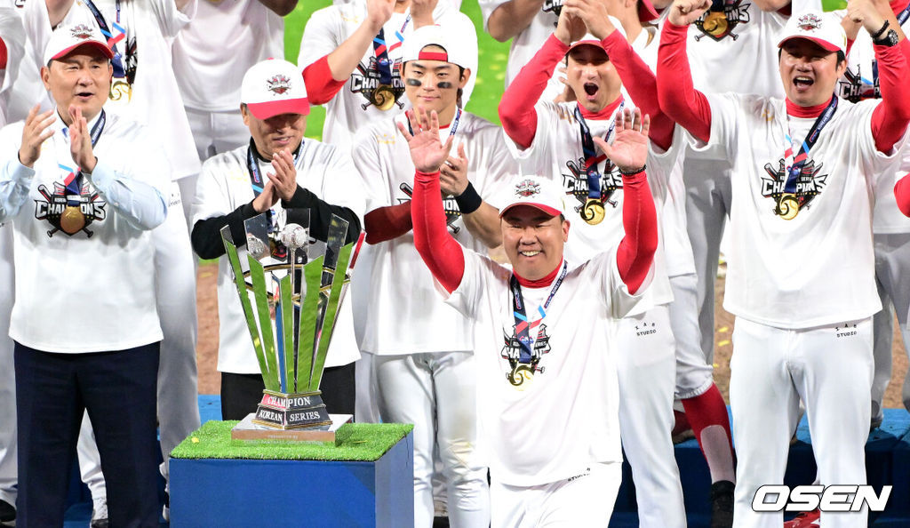 KIA 타이거즈가 불패의 12번째 우승을 달성했다. KIA는 28일 광주-기아 챔피언스필드에서 열린 삼성 라이온즈와의 2024 신한은행 SOL 뱅크 KBO 한국시리즈 5차전에서 접전끝에 7-5로 승리했다. 선발 양현종이 홈런 3개를 맞고 5실점했으나 두터운 불펜이 무실점으로 막고 추격전을 벌였다. 최형우의 홈런포함 2타점, 김태군의 역전타와 박찬호의 귀중한 쐐기타가 나왔다. 시리즈 4승1패로 우승의 감격을 누렸다. 한국시리즈 감독상을 거머쥔 KIA 이범호 감독이 단상에 오르며 기뻐하고 있다. 2024.10.28 / dreamer@osen.co.kr