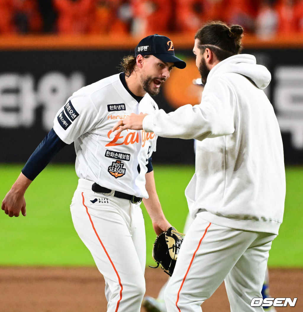 드디어 한화 이글스에 우승의 때가 왔다.프로야구 한화 이글스는 24일 대전 한화생명볼파크에서 열린 2025 신한 SOL뱅크 KBO 플레이오프(5전 3선승제) 삼성 라이온즈와의 5차전에서 11-2 완승을 거뒀다.정규시즌 2위에 올라 플레이오프에 직행한 한화는 시리즈 전적 3승 2패로 한국시리즈행 티켓을 거머쥐었다. 2006년 이후 19년 만에 한국시리즈 진출이다. 반면 NC 다이노스와 와일드카드 결정전(1승 1패), SSG 랜더스와 준플레이오프(3승 1패)를 거쳐 플레이오프에 오른 4위 삼성은 투혼의 명승부에도 2년 연속 한국시리즈 진출이 좌절됐다. 경기를 마치고 한화 와이스, 폰세가 승리를 기뻐하고 있다. 2025.10.24 /jpnews@osen.co.kr