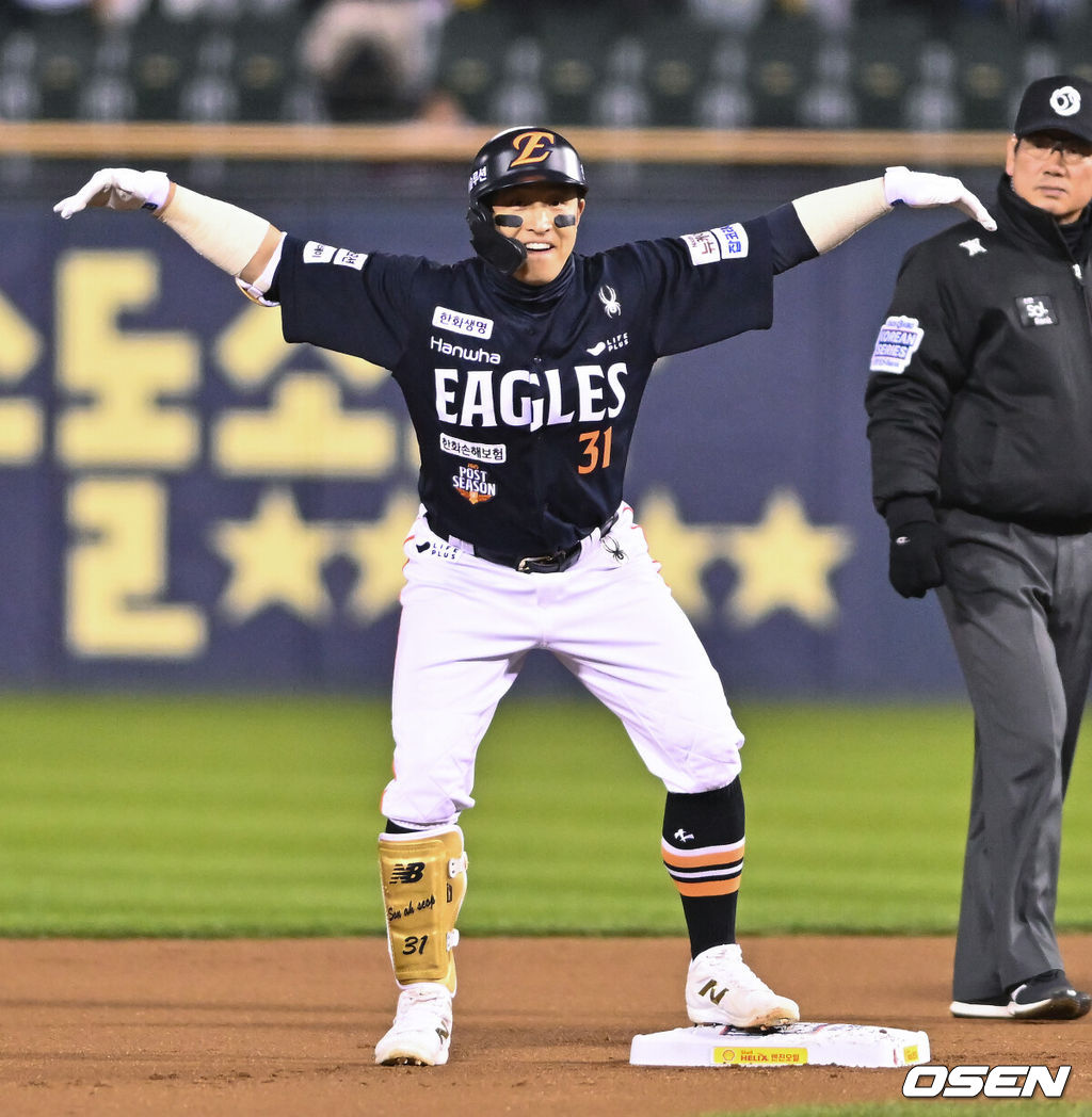27일 오후 서울 잠실야구장에서 2025 신한 SOL Bank KBO리그 포스트시즌 한국시리즈 2차전 LG 트윈스와 한화 이글스의 경기가 열렸다.LG는 임찬규, 한화는 류현진을 선발 투수로 내세웠다.1회초 한화 손아섭이 2루타를 날린뒤 세리머니를 하고 있다. 2025.10.27 / soul1014@osen.co.kr
