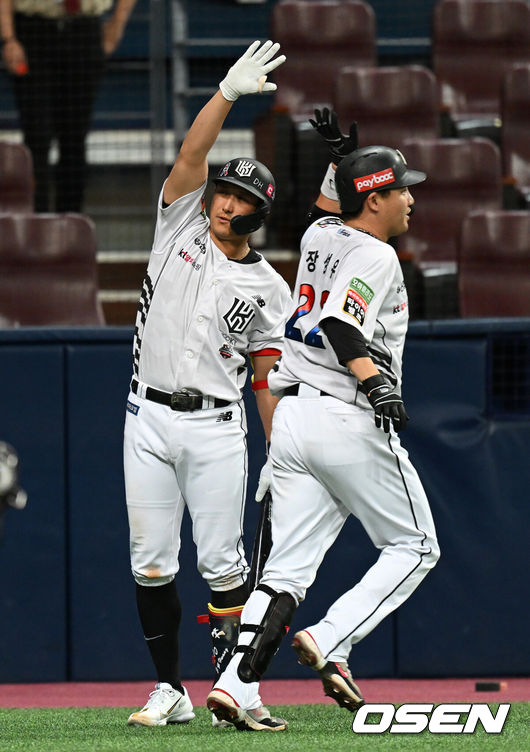 [OSEN=고척, 이대선 기자] 9일 오후 서울 고척스카이돔에서 2022 신한은행 SOL KBO리그 키움 히어로즈와 KT 위즈의 경기가 열렸다.5회초 2사 만루에서 KT 장성우가 좌월 만루 홈런을 치고 홈에서 황재균의 축하를 받고 있다. 2022.06.09 /sunday@osen.co.kr