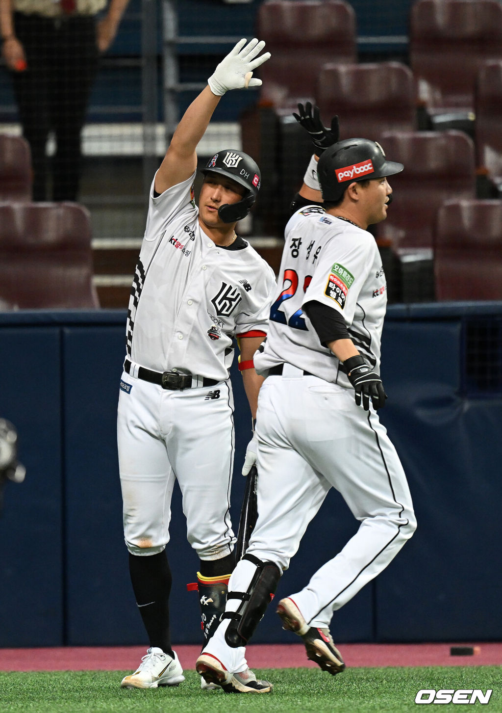 9일 오후 서울 고척스카이돔에서 2022 신한은행 SOL KBO리그 키움 히어로즈와 KT 위즈의 경기가 열렸다.5회초 2사 만루에서 KT 장성우가 좌월 만루 홈런을 치고 홈에서 황재균의 축하를 받고 있다. 2022.06.09 /sunday@osen.co.kr