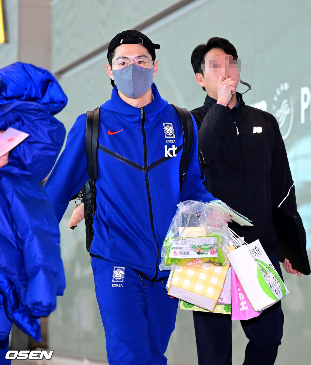 대한민국 축구 국가대표팀이 오는 26일 태국 방콕에서 열리는 ’2026 북중미 월드컴 아시아 지역 2차 예선 4차전’을 갖기 위해 22일 오후 인천공항을 통해 출국했다.축구대표팀 이강인이 출국장으로 향하고 있다. 2024.03.22 / dreamer@osen.co.kr