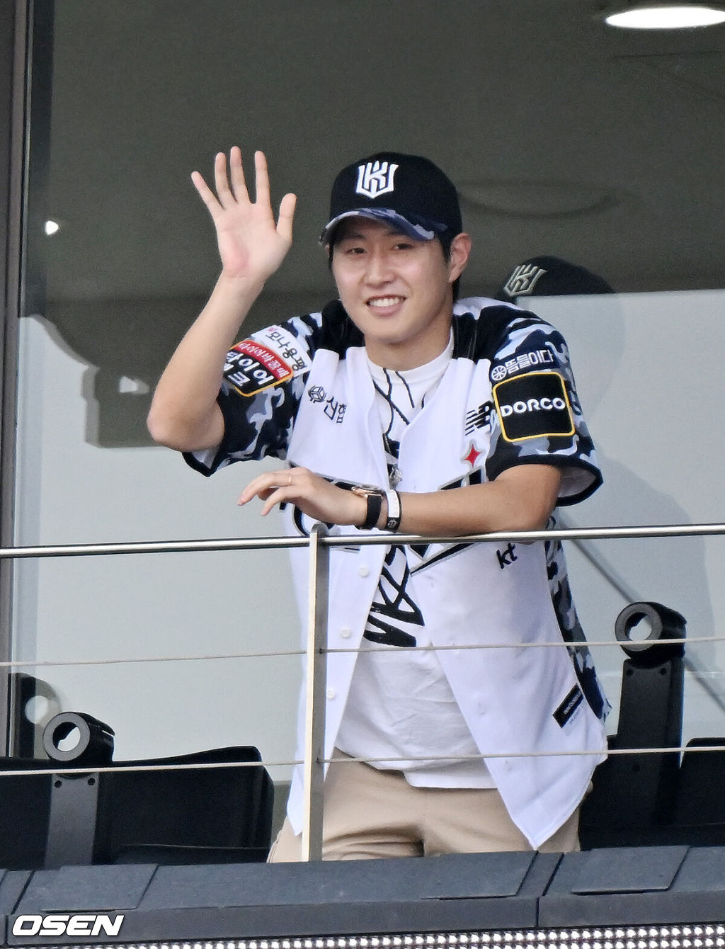 15일 오후 수원 KT위즈파크에서 ‘2024 신한 SOL Bank KBO리그’ KT 위즈와 KIA 타이거즈의 경기가 열렸다.이날 KT는 벤자민을, KIA는 윤영철을 선발투수로 내세웠다.대한민국 축구 국가대표 이강인(파리 생제르맹 FC)이 관중석에서 인사를 하고 있다. 2024.06.15 /rumi@osen.co.kr