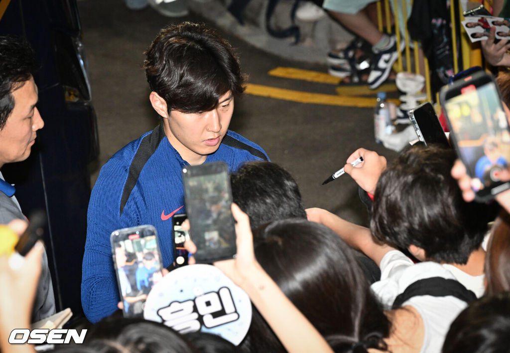 김도훈 임시 감독이 이끄는 한국 축구대표팀은 4일(이하 한국시간) 오후 8시부터 싱가포르 비샨에 위치한 비샨 스타디움에서 2026 국제축구연맹(FIFA) 북중미 월드컵 아시아 2차 예선 C조 5차전 싱가포르와 맞대결을 앞두고 현지 훈련에 나섰다.한국과 싱가포르의 경기는 오는 6일 오후 9시 싱가포르 더 내셔널 스타디움에서 킥오프 한다.훈련을 마친 대표팀 이강인이 퇴근길에 사인을 해주고 있다. 2024.06.04 / cej@osen.co.kr