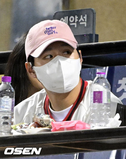 [OSEN=잠실, 지형준 기자] 12일 오후 서울 잠실야구장에서 2024 신한 SOL Bank KBO리그 두산 베어스와 한화 이글스의 경기가 열렸다.이날 한화가 9회 대타로 나선 문현빈의 스퀴즈 번트가 결승타가 되며 4-3 승리를 거뒀다. 한화는 2연승.파리 생제르맹 FC에서 활약중인 이강인이 경기를 지켜보고 있다. 2024.06.12 / jpnews@osen.co.kr