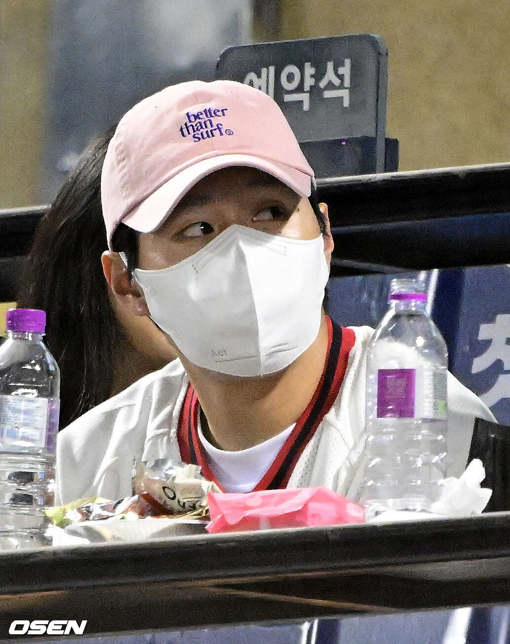 12일 오후 서울 잠실야구장에서 2024 신한 SOL Bank KBO리그 두산 베어스와 한화 이글스의 경기가 열렸다.이날 한화가 9회 대타로 나선 문현빈의 스퀴즈 번트가 결승타가 되며 4-3 승리를 거뒀다. 한화는 2연승.파리 생제르맹 FC에서 활약중인 이강인이 경기를 지켜보고 있다. 2024.06.12 / jpnews@osen.co.kr