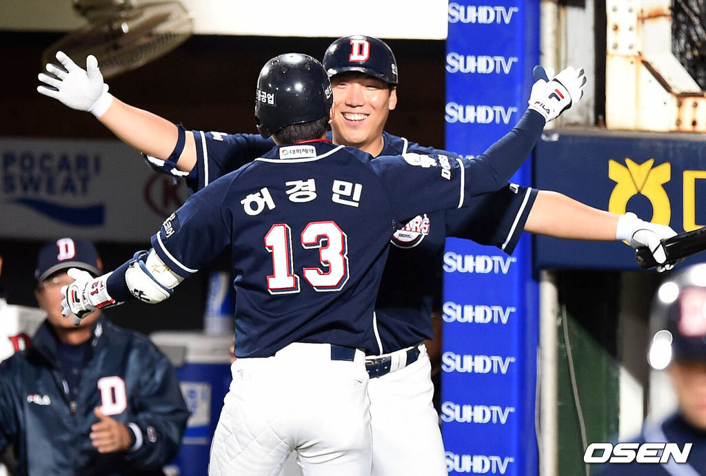 26일 오후 대구구장서 열리는 ‘2015 타이어뱅크 KBO 리그’ 삼성 라이온즈와 두산 베어스의 한국시리즈 1차전, 1회초 1사 허경민이 솔로홈런을 치고 김현수와 환호하고 있다. / jpnews@osen.co.kr