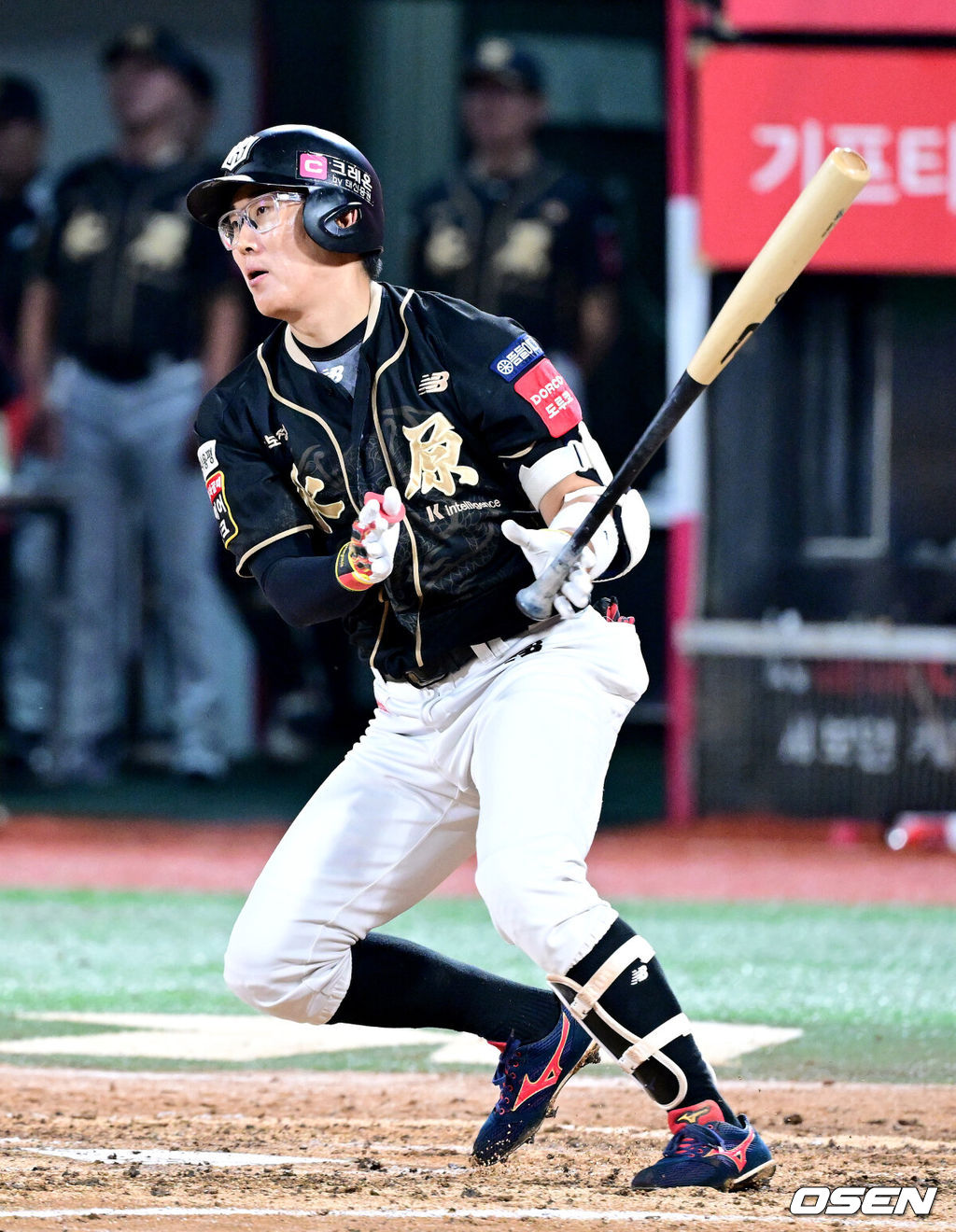 16일 수원 KT위즈파크에서 ‘2025 신한 SOL Bank KBO리그’ KT 위즈와 LG 트윈스의 경기가 열렸다.홈팀 KT는 헤이수스, 방문팀 LG는 손주영을 선발로 내세웠다.5회말 1사 주자없는 상황 KT 허경민이 안타를 날리고 있다. 2025.09.16 / dreamer@osen.co.kr