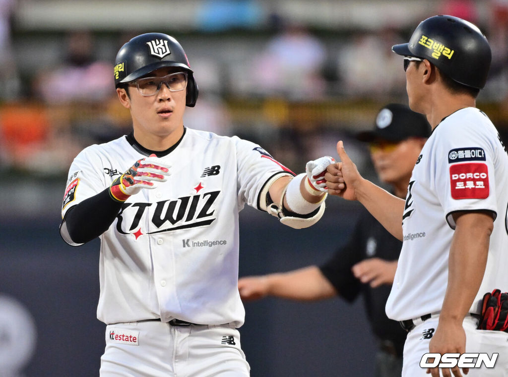 3일 오후 수원KT위즈파크에서 ‘2025 신한 SOL BANK KBO리그’ KT 위즈와 롯데 자이언츠의 경기가 진행됐다.이날 경기에 KT는 헤이수스, 롯데는 감보아를 선발투수로 내세웠다. 1회말 KT 선두타자 허경민이 안타에 기뻐하고 있다. 2025.09.03 /cej@osen.co.kr