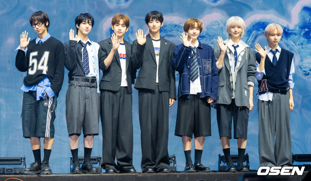 그룹 아이딧의 첫 번째 미니앨범 '아이 디드 잇.'(I did it.) 데뷔 쇼케이스가 15일 오후 서울 광진구 예스24 라이브홀에서 진행됐다. 아이딧은 장용훈, 김민재, 박원빈, 추유찬, 박성현, 백준혁, 정세민으로 구성된 7인조로, 유튜브로 방송된 서바이벌 오디션 '데뷔스 플랜'(Debut's Plan)으로 결성됐다.그룹 아이딧이 포즈를 취하고 있다.   2025.09.15 / soul1014@osen.co.kr