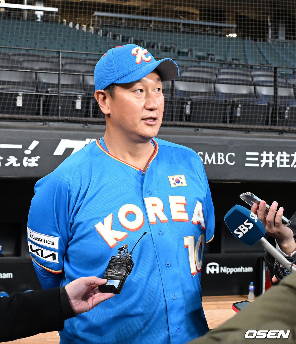 29일 일본 에스콘필드 홋카이도에서 ‘한일 드림 플레이어즈 게임’에 참가한 한국 선수들이 가볍게 몸을 풀었다.이 게임은 한국과 일본 프로야구를 대표했던 스타들이 총  출동해 양국의 우정을 이어간다.이대호가 인터뷰를  하고 있다./spjj@osen.co.kr