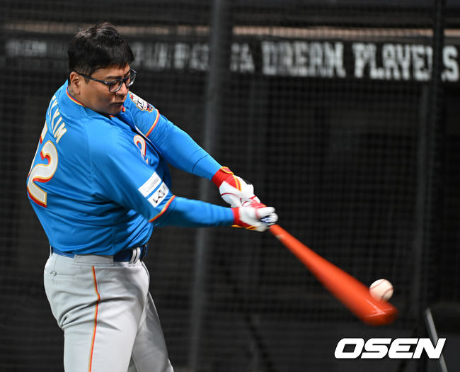 [OSEN=에스콘필드, 손용호 기자] 29일 일본 에스콘필드 홋카이도에서 ‘한일 드림 플레이어즈 게임’에 참가한 한국 선수들이 가볍게 몸을 풀었다.이 게임은 한국과 일본 프로야구를 대표했던 스타들이 총  출동해 양국의 우정을 이어간다.김태균이 배팅을  하고 있다./spjj@osen.co.kr