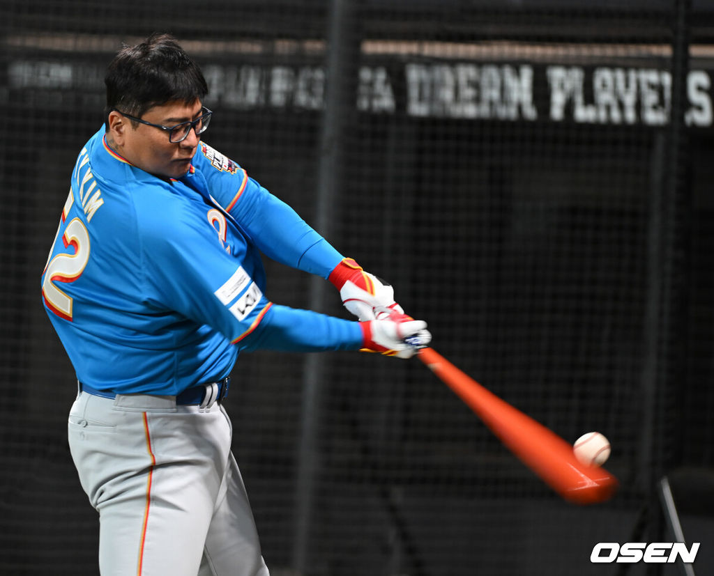 29일 일본 에스콘필드 홋카이도에서 ‘한일 드림 플레이어즈 게임’에 참가한 한국 선수들이 가볍게 몸을 풀었다.이 게임은 한국과 일본 프로야구를 대표했던 스타들이 총  출동해 양국의 우정을 이어간다.김태균이 배팅을  하고 있다./spjj@osen.co.kr