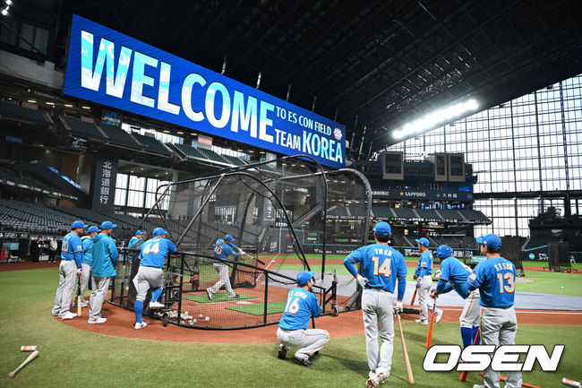 [OSEN=에스콘필드, 손용호 기자] 29일 일본 에스콘필드 홋카이도에서 ‘한일 드림 플레이어즈 게임’에 참가한 한국 선수들이 가볍게 몸을 풀었다.이 게임은 한국과 일본 프로야구를 대표했던 스타들이 총  출동해 양국의 우정을 이어간다.이대호가 프리배팅을 하고 있다./spjj@osen.co.kr