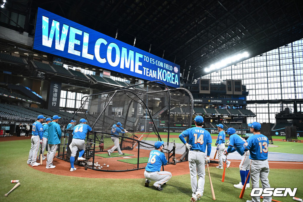 29일 일본 에스콘필드 홋카이도에서 ‘한일 드림 플레이어즈 게임’에 참가한 한국 선수들이 가볍게 몸을 풀었다.이 게임은 한국과 일본 프로야구를 대표했던 스타들이 총  출동해 양국의 우정을 이어간다.이대호가 프리배팅을 하고 있다./spjj@osen.co.kr
