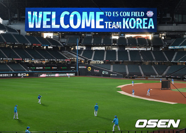 [OSEN=에스콘필드, 손용호 기자] 29일 일본 에스콘필드 홋카이도에서 ‘한일 드림 플레이어즈 게임’에 참가한 한국 선수들이 가볍게 몸을 풀었다.이 게임은 한국과 일본 프로야구를 대표했던 스타들이 총  출동해 양국의 우정을 이어간다. 한국 대표팀 선수들이 외야에서 몸을 풀고 있다./spjj@osen.co.kr