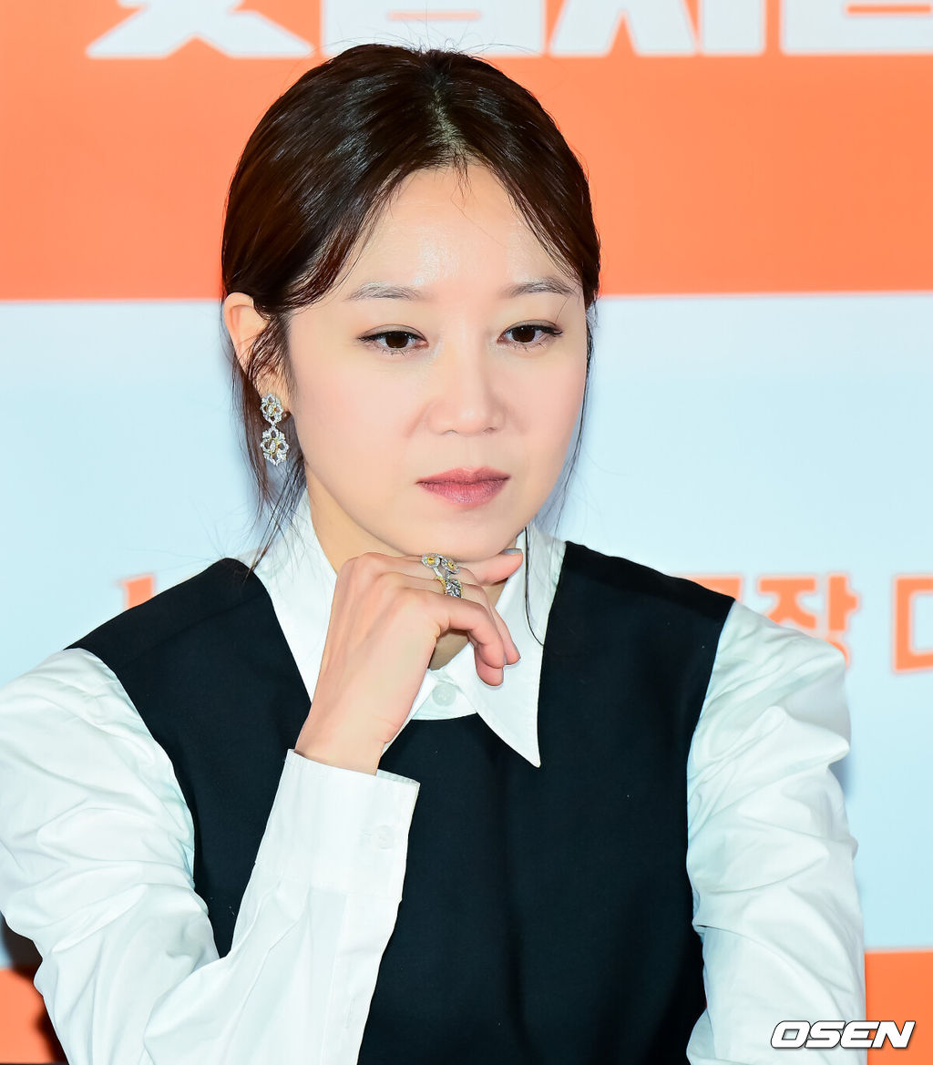 25일 오후 서울 강남구 삼성동 메가박스 코엑스에서 영화 ‘윗집 사람들’ 언론시사회 및 기자간담회가 열렸다.'윗집 사람들'은 매일 밤 섹다른 층간소음으로 인해 윗집 부부 하정우, 이하늬와 아랫집 부부 공효진, 김동욱이 함께 하룻밤 식사를 하게 되면서 벌어지는 예측불허 이야기를 그린 영화다. 특히 하정우가 '롤러코스터', '허삼관', '로비'에 이어 네 번째로 선보이는 연출 작품으로도 기대를 모으고 있다.배우 공효진이 간담회를 하고 있다. 2025.11.25 /jpnews@osen.co.kr