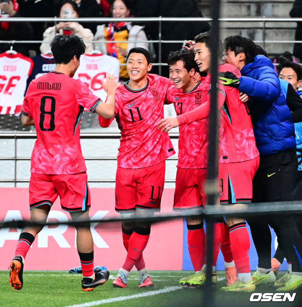 홍명보 감독이 이끄는 대한민국 축구대표팀이 18일 오후 서울월드컵경기장에서 아프리카 강호 가나와 평가전을 가졌다.홍명보호의 2025년의 끝을 장식할 경기다. 내달 2026 국제축구연맹(FIFA) 북중미 월드컵 조 추첨을 앞두고 열리는 마지막 평가전이기도 하다. 현재 한국은 가나전 결과와 상관없이 사실상 월드컵 포트 2가 확정된 상태다. 아프리카 예선을 뚫고 북중미행에 성공한 가나는 FIFA 랭킹 73위다. 22위 한국보다는 51계단 낮다. 하지만 통산 전적에서 4승 3패로 한국보다 우위다. 후반 대한민국 이태석이 선제골을 성공시키며 동료선수들과 기뻐하고 있다. 2025.11.18 /jpnews@osen.co.kr