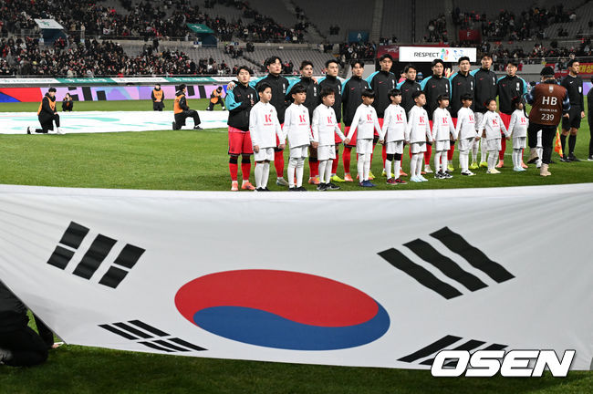 [OSEN=서울월드컵경기장, 이대선 기자] 홍명보 감독이 이끄는 대한민국 축구대표팀이 18일 오후 서울월드컵경기장에서 아프리카 강호 가나와 평가전을 가졌다.홍명보호의 2025년의 끝을 장식할 경기다. 내달 2026 국제축구연맹(FIFA) 북중미 월드컵 조 추첨을 앞두고 열리는 마지막 평가전이기도 하다. 현재 한국은 가나전 결과와 상관없이 사실상 월드컵 포트 2가 확정된 상태다. 아프리카 예선을 뚫고 북중미행에 성공한 가나는 FIFA 랭킹 73위다. 22위 한국보다는 51계단 낮다. 하지만 통산 전적에서 4승 3패로 한국보다 우위다. 경기에 앞서 대한민국 선수들이 애국가를 부르고 있다. 2025.11.18 /sunday@osen.co.kr