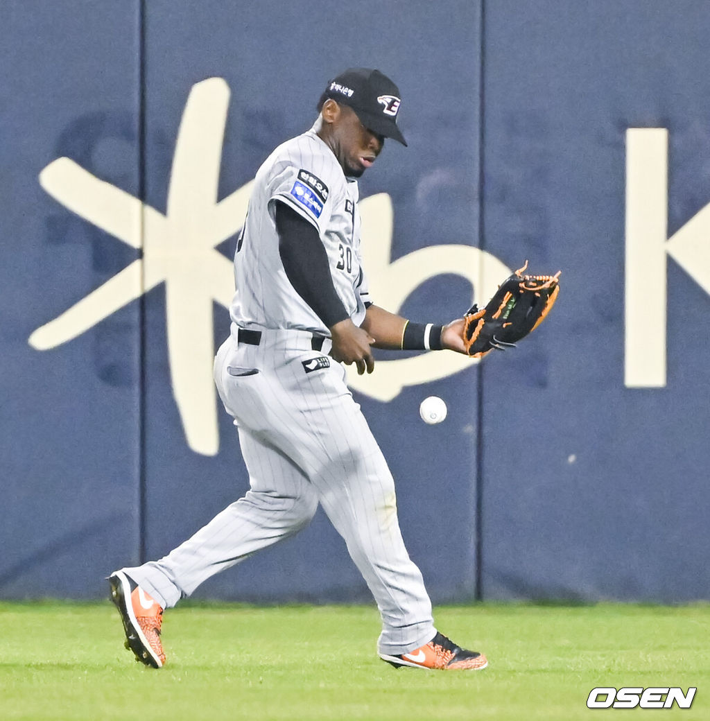 11일 오후 서울 잠실구장에서 열린 ‘2024 신한 SOL BANK KBO리그’ 두산 베어스와 한화 이글스의 경기가 진행됐다.이날 두산은 브랜든을, 한화는 류현진을 선발투수로 내세웠다. 6회말 1사 두산 허경민의 외야뜬공 때 한화 우익수 페라자가 포구 실책을 하고 있다. 2024.04.11 / soul1014@osen.co.kr
