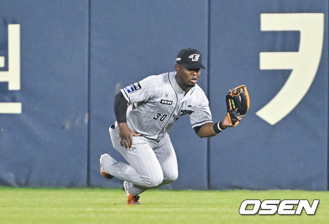 [OSEN=잠실, 박준형 기자] 11일 오후 서울 잠실구장에서 열린 ‘2024 신한 SOL BANK KBO리그’ 두산 베어스와 한화 이글스의 경기가 진행됐다. 이날 두산은 브랜든을, 한화는 류현진을 선발투수로 내세웠다. 3회말 1사 두산 김대한의 타구를 한화 페라자 우익수가 호수비 펼치며 잡아내고 있다.   2024.04.11 / soul1014@osen.co.kr