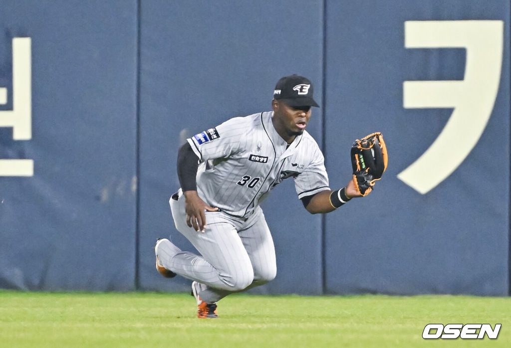 11일 오후 서울 잠실구장에서 열린 ‘2024 신한 SOL BANK KBO리그’ 두산 베어스와 한화 이글스의 경기가 진행됐다. 이날 두산은 브랜든을, 한화는 류현진을 선발투수로 내세웠다. 3회말 1사 두산 김대한의 타구를 한화 페라자 우익수가 호수비 펼치며 잡아내고 있다.   2024.04.11 / soul1014@osen.co.kr