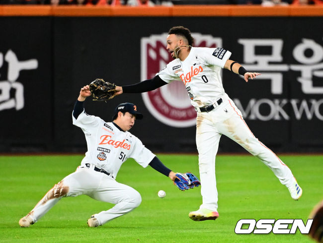 [OSEN=대전, 지형준 기자] 24일 오후 대전 한화생명볼파크에서 2025 신한 SOL Bank KBO리그 포스트시즌 플레이오프 5차전 한화 이글스와 삼성 라이온즈의 경기가 열렸다.한화는 코디 폰세, 삼성은 최원태를 선발 투수로 내세웠다.8회초 무사에서 한화 문현빈, 리베라토가 삼성 김영웅의 좌중간 2루타 타구를 놓치고 있다. 2025.10.24 /jpnews@osen.co.kr