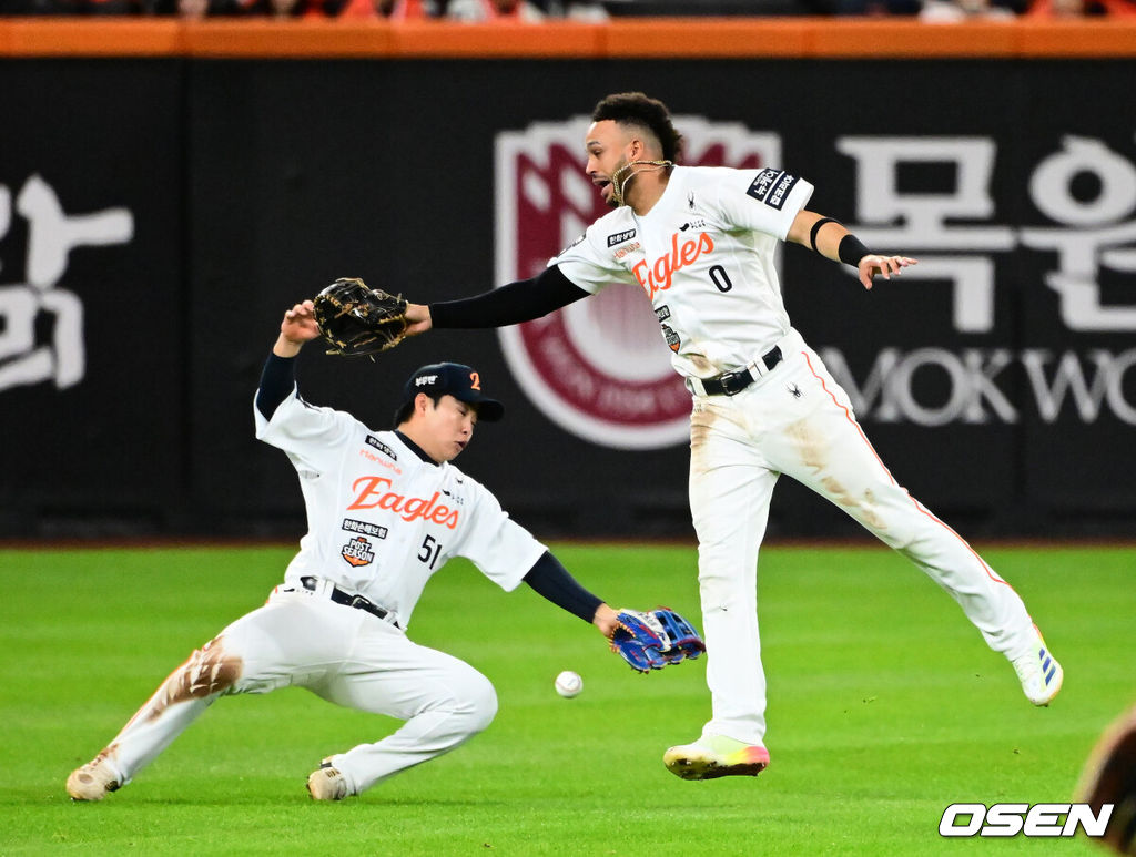 24일 오후 대전 한화생명볼파크에서 2025 신한 SOL Bank KBO리그 포스트시즌 플레이오프 5차전 한화 이글스와 삼성 라이온즈의 경기가 열렸다.한화는 코디 폰세, 삼성은 최원태를 선발 투수로 내세웠다.8회초 무사에서 한화 문현빈, 리베라토가 삼성 김영웅의 좌중간 2루타 타구를 놓치고 있다. 2025.10.24 /jpnews@osen.co.kr