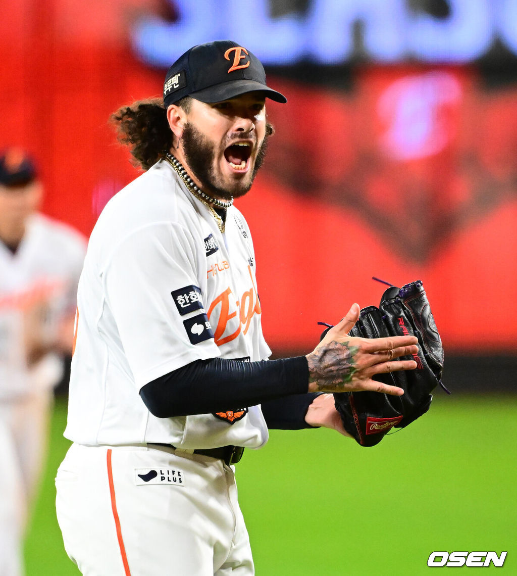 24일 오후 대전 한화생명볼파크에서 2025 신한 SOL Bank KBO리그 포스트시즌 플레이오프 5차전 한화 이글스와 삼성 라이온즈의 경기가 열렸다.한화는 코디 폰세, 삼성은 최원태를 선발 투수로 내세웠다.2회초 2사 1루에서 한화 폰세가 삼성 1루주자 김지찬을 견제로 잡아내며 포효하고 있다. 2025.10.24 /jpnews@osen.co.kr