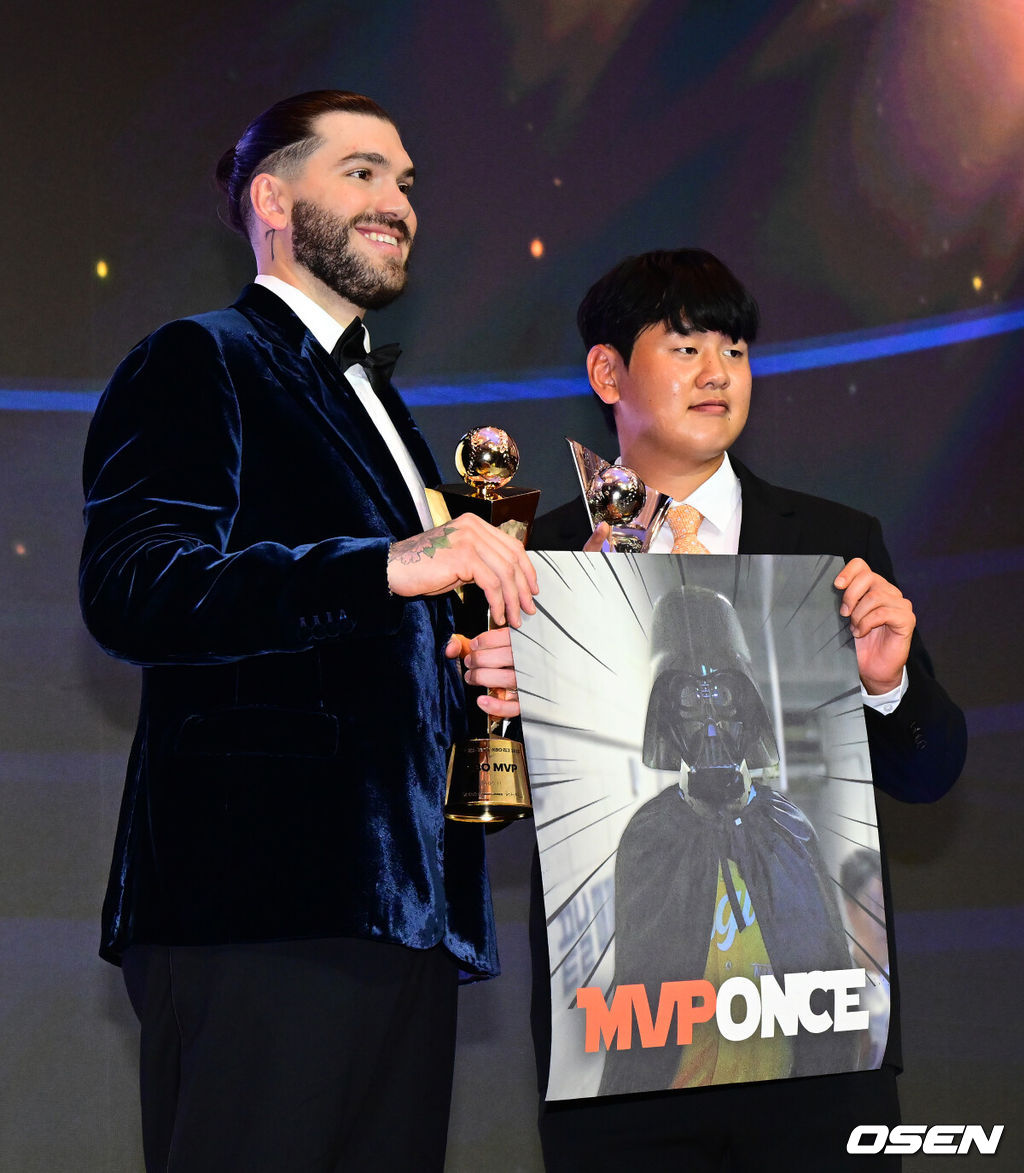 24일 오후 서울 잠실 롯데호텔 월드 크리스탈볼룸에서 ‘2025 신한 SOL뱅크 KBO 시상식’이 열렸다.예상대로였다. 한화 이글스 코디 폰세(31)가 2025시즌 MVP로 선정됐다. 폰세는 기자단 투표 124표 중 96표(76%)를 얻어 23표에 그친 르윈 디아즈(삼성)를 제치고 수상했다. SSG 앤더슨, 삼성 후라도, NC 라일리, KT 안현민, 롯데 레이예스가 각각 1표식 얻었다. 폰세는 부상으로 The Kia EV6 전기차를 부상으로 받았다. MVP를 수상한 한화 폰세와 퓨처스 북부리그 타율상 장규현이 기념 촬영을 하고 있다. 2025.11.24 /jpnews@osen.co.kr