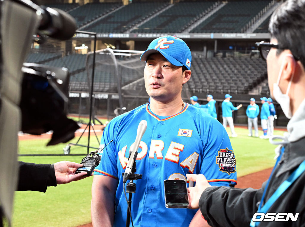 29일 일본 에스콘필드 홋카이도에서 ‘한일 드림 플레이어즈 게임’에 참가한 한국 선수들이 가볍게 몸을 풀었다.이 게임은 한국과 일본 프로야구를 대표했던 스타들이 총  출동해 양국의 우정을 이어간다. 오승환이 인터뷰를 하고 있다./spjj@osen.co.kr