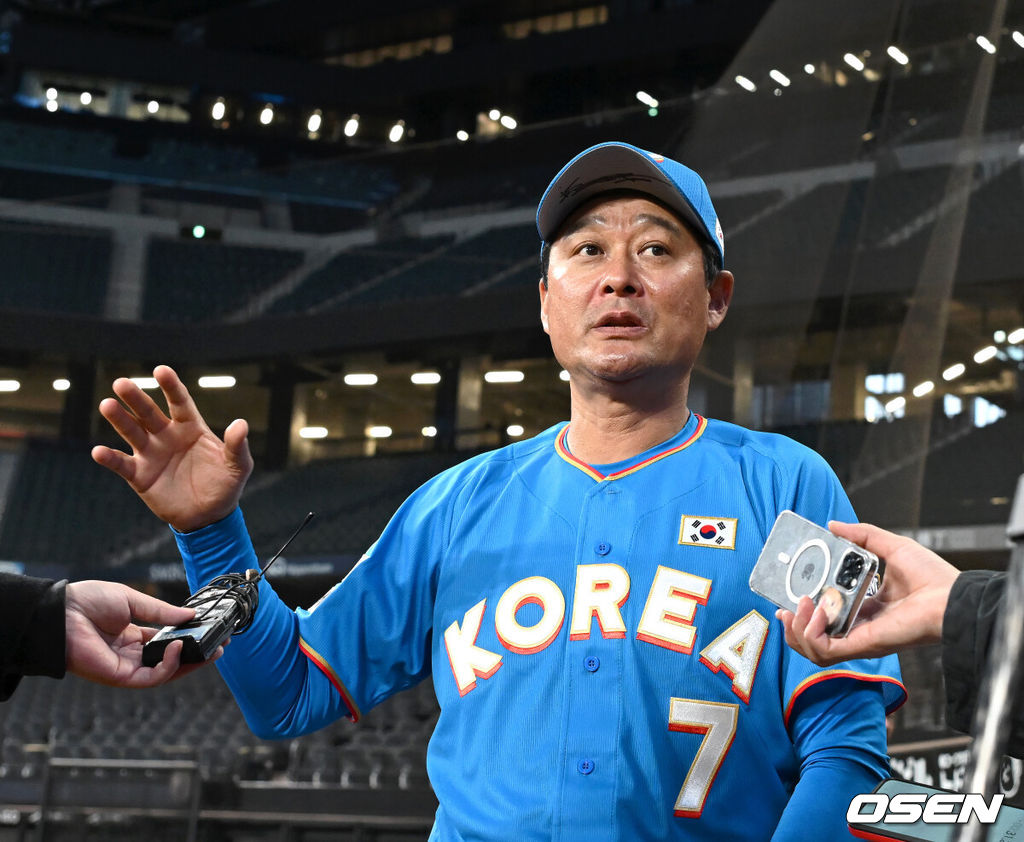 29일 일본 에스콘필드 홋카이도에서 ‘한일 드림 플레이어즈 게임’에 참가한 한국 선수들이 가볍게 몸을 풀었다.이 게임은 한국과 일본 프로야구를 대표했던 스타들이 총  출동해 양국의 우정을 이어간다.이종범이 인터뷰를 하고 있다./spjj@osen.co.kr