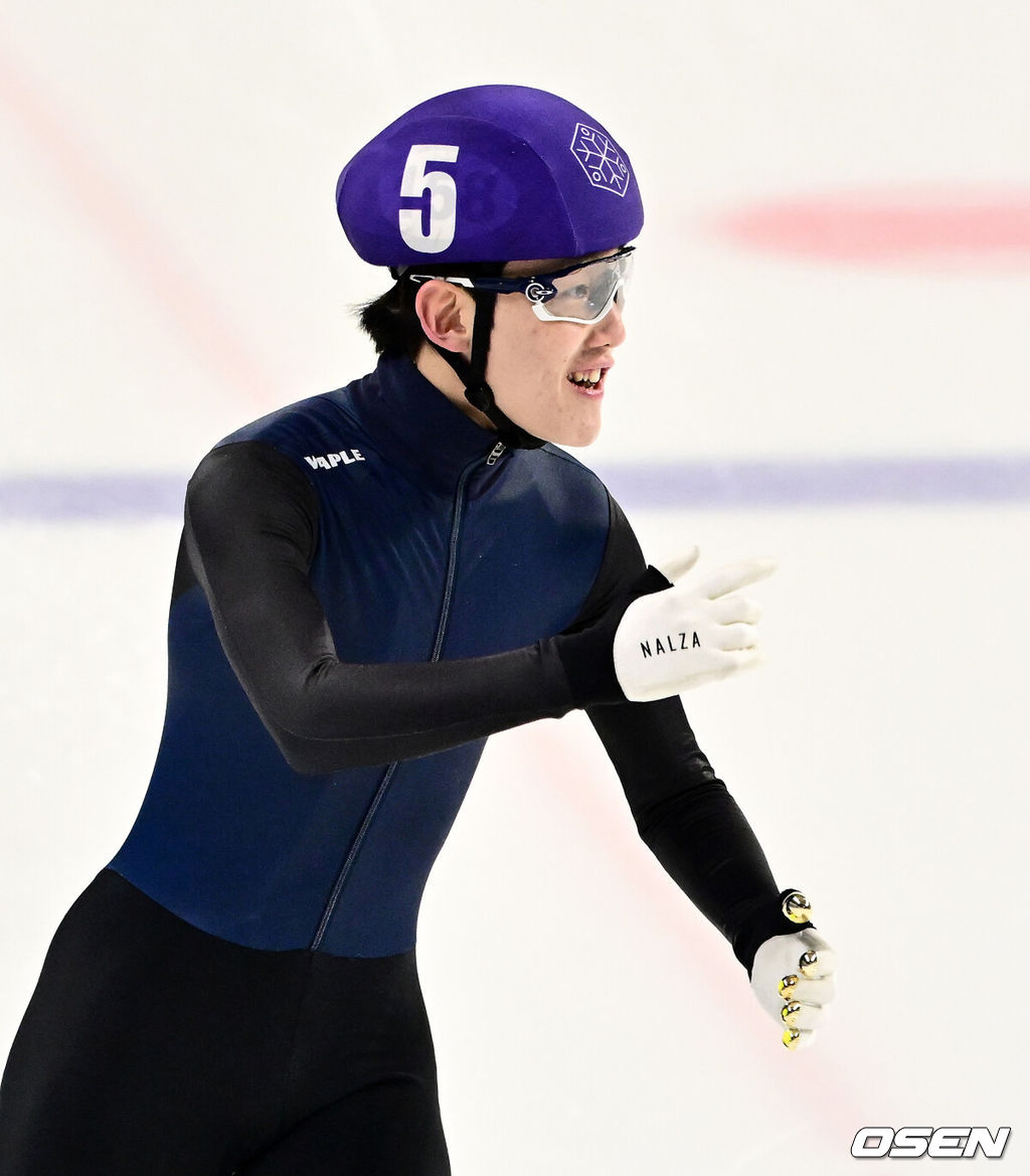 7일 오전 서울 목동 실내빙상장에서 ‘2025/26 시즌 쇼트트랙 국가대표 1차 선발대회’가 열렸다.국가대표 1, 2차 선발대회는 대회별 개인종목 500m와 1000m, 1500m의 3개 종목별 순위 점수를 합산하여 종합순위를 결정하는 방식으로 진행된다. 1차 대회 남녀 각 상위 24명이 2차 선발대회에 진출하며, 두 대회의 종합 점수를 합산하여 2025-26시즌 국제빙상경기연맹(ISU) 쇼트트랙 월드투어 시리즈와 세계선수권대회, 2026 밀라노-코르티나 담페초 동계올림픽에 출전할 최종 쇼트트랙 국가대표 선수를 선발한다.1500m 결승에서 1위를 차지한 임종언(노원고)이 기뻐하고 있다. 2025.04.07 / jpnews@osen.co.kr