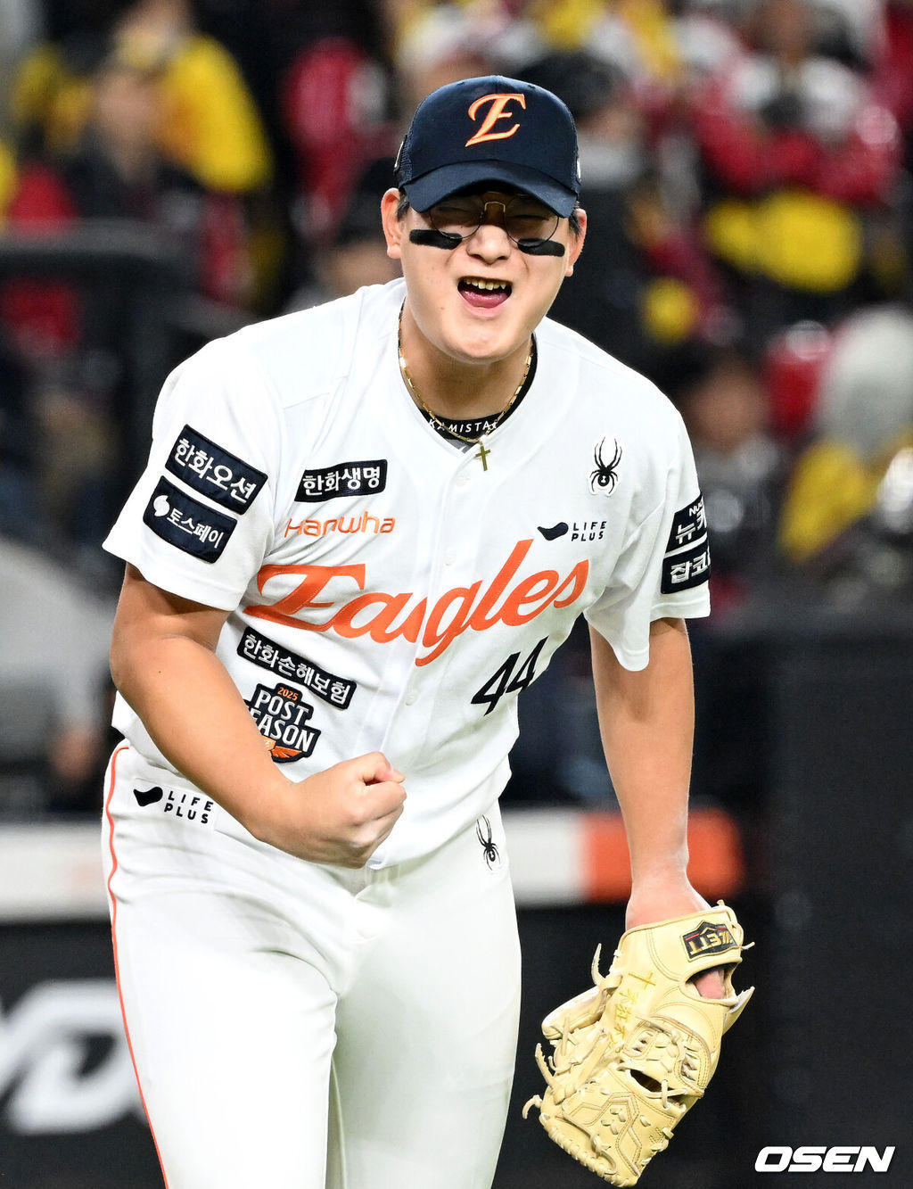 30일 대전 한화생명볼파크에서 2025 신한 SOL Bank KBO리그 포스트시즌 한국시리즈 4차전 한화 이글스와 LG 트윈스의 경기가 열렸다.이날 경기에 한화는 와이스를, LG는 치리노스를 선발투수로 내세웠다. 8회초 2사 1,2루에서 한화 김서현이 LG 오스틴을 플라이로 처리하고 환호하고 있다. 2025.10.30 /sunday@osen.co.kr