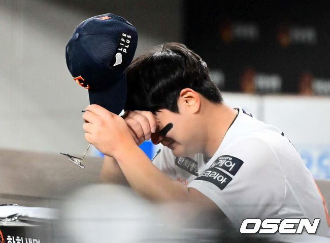 [OSEN=대전, 지형준 기자] 프로야구 한화 이글스가 극적인 역전승으로 반격에 성공했다. 한화는 29일 대전 한화생명볼파크에서 열린 2025 신한 SOL뱅크 KBO 한국시리즈 3차전 LG 트윈스와의 경기에서 7-3 역전승을 거뒀다. 1차전과 2차전을 모두 내준 한화는 이날 승리로 시리즈 전적 1승 2패 추격을 시작했다. 경기를 마치고 한화 김서현이 더그아웃에서 눈물을 흘리고 있다. 2025.10.29 /jpnews@osen.co.kr