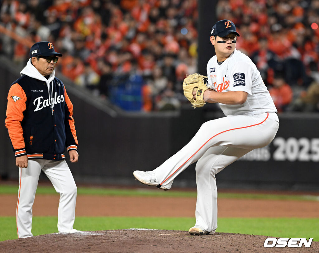 29일 대전 한화생명볼파크에서 2025 신한 SOL Bank KBO리그  한국시리즈 3차전 한화 이글스와 LG 트윈스의 경기가 열렸다.이날 경기에 한화는 폰세를, LG는 손주영을 선발투수로 내세웠다.  8회초 1사 1,3루 김서현이 마운드에 올라 투구를 하고 있다. 2025.10.29 /spjj@osen.co.kr