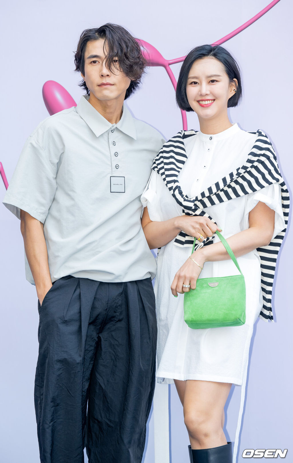  18일 서울 중구 동대문디자인플라자(DDP)에서 2023 F/W 서울패션위크 '문정욱' 컬렉션 포토콜 행사가 열렸다.배우 송재희 지소연 부부가 입장하며 포즈를 취하고 있다. 2023.03.18 /rumi@osen.co.kr