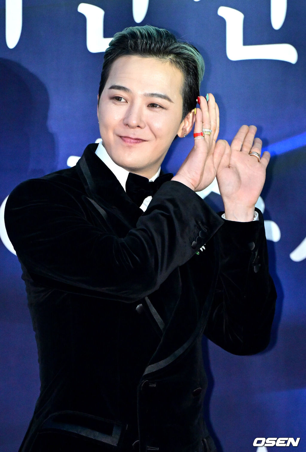 23일 오후 서울 장충동 국립극장 해오름극장에서 '2025 대한민국 대중문화예술상' 레드카펫 행사가 열렸다.올해로 16회를 맞이한 '대중문화예술상'은 대중문화예술인들의 사회적 위상과 창작 의욕을 높이고, 대중문화예술산업 발전에 이바지한 이들의 공을 기리고자 마련된 대중문화예술 분야 최고 권위의 정부 포상이다.가수 지드래곤이 레드카펫을 밟고 있다. 2024.10.23 / dreamer@osen.co.kr