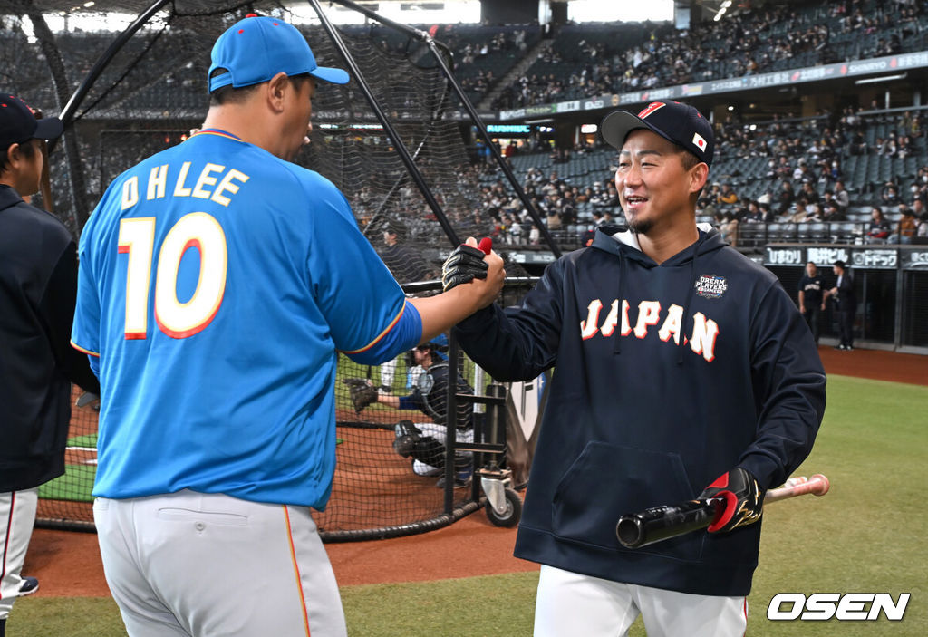 30일 일본 에스콘필드 홋카이도에서 ‘한일 드림 플레이어즈 게임’이 열렸다. 이 게임은 한국과 일본 프로야구를 대표했던 스타들이 총  출동해 양국의 우정을 이어간다.이대호가 나카다 쇼와 반갑게 인사를 나누고 있다./spjj@osen.co.kr