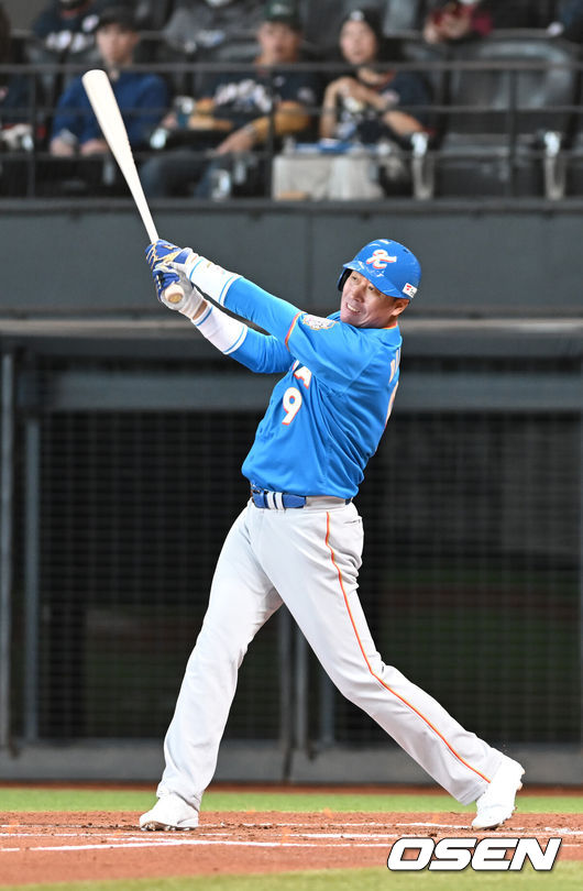 [OSEN=손용호 기자] 30일 일본 에스콘필드 홋카이도에서 ‘한일 드림 플레이어즈 게임’이 열렸다. 이 게임은 한국과 일본 프로야구를 대표했던 스타들이 총  출동해 양국의 우정을 이어간다.2회초 무사 1루 이병규가 타점을 올리는 2루타를 있다./spjj@osen.co.kr