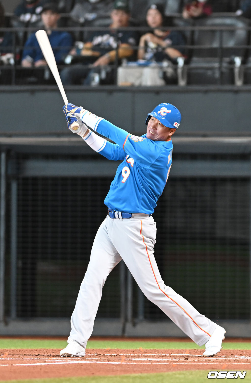 30일 일본 에스콘필드 홋카이도에서 ‘한일 드림 플레이어즈 게임’이 열렸다. 이 게임은 한국과 일본 프로야구를 대표했던 스타들이 총  출동해 양국의 우정을 이어간다.2회초 무사 1루 이병규가 타점을 올리는 2루타를 있다./spjj@osen.co.kr