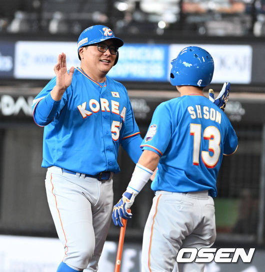 [OSEN=손용호 기자] 30일 일본 에스콘필드 홋카이도에서 ‘한일 드림 플레이어즈 게임’이 열렸다. 이 게임은 한국과 일본 프로야구를 대표했던 스타들이 총  출동해 양국의 우정을 이어간다.2회초 무사 1루 이병규의 2루타때 김태균이 득점을 올리고 있다./spjj@osen.co.kr