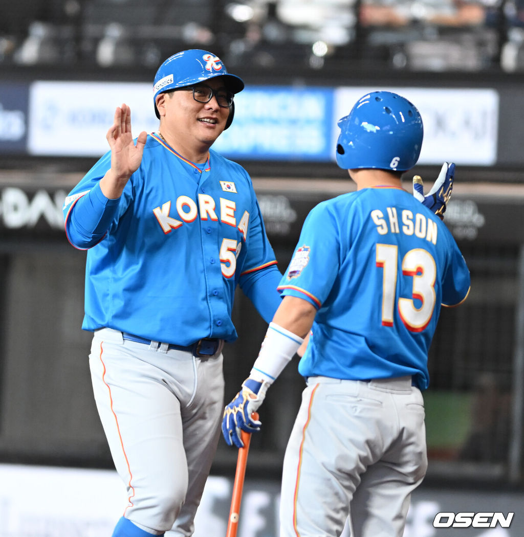 30일 일본 에스콘필드 홋카이도에서 ‘한일 드림 플레이어즈 게임’이 열렸다. 이 게임은 한국과 일본 프로야구를 대표했던 스타들이 총  출동해 양국의 우정을 이어간다.2회초 무사 1루 이병규의 2루타때 김태균이 득점을 올리고 있다./spjj@osen.co.kr