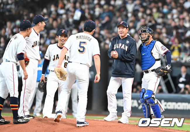 [OSEN=손용호 기자] 30일 일본 에스콘필드 홋카이도에서 ‘한일 드림 플레이어즈 게임’이 열렸다. 이 게임은 한국과 일본 프로야구를 대표했던 스타들이 총  출동해 양국의 우정을 이어간다.2회초 우에하라가 연속안타를 맞자 하라 감독이 마운드에 올라 이야기를 하고 있다./spjj@osen.co.kr