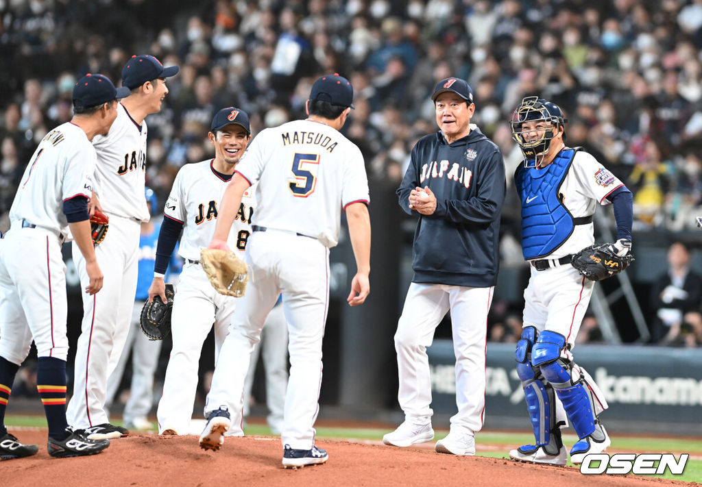 30일 일본 에스콘필드 홋카이도에서 ‘한일 드림 플레이어즈 게임’이 열렸다. 이 게임은 한국과 일본 프로야구를 대표했던 스타들이 총  출동해 양국의 우정을 이어간다.2회초 우에하라가 연속안타를 맞자 하라 감독이 마운드에 올라 이야기를 하고 있다./spjj@osen.co.kr