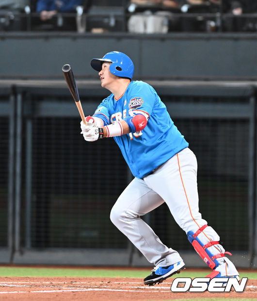 [OSEN=손용호 기자] 30일 일본 에스콘필드 홋카이도에서 ‘한일 드림 플레이어즈 게임’이 열렸다. 이 게임은 한국과 일본 프로야구를 대표했던 스타들이 총  출동해 양국의 우정을 이어간다.3회초 무사 1루 이대호가 2루타로 타점을 올리고 있다./spjj@osen.co.kr